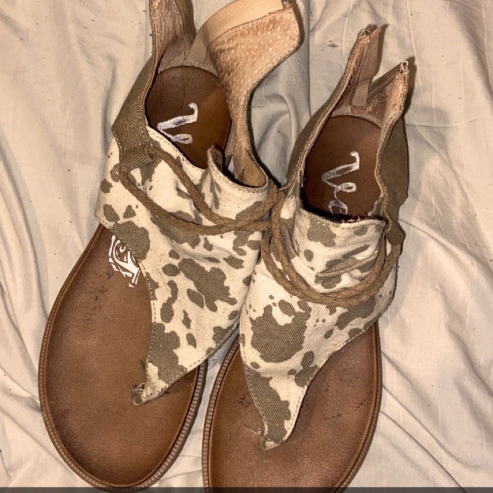I wore them twice but my feet are to wide to fit so I’m selling them